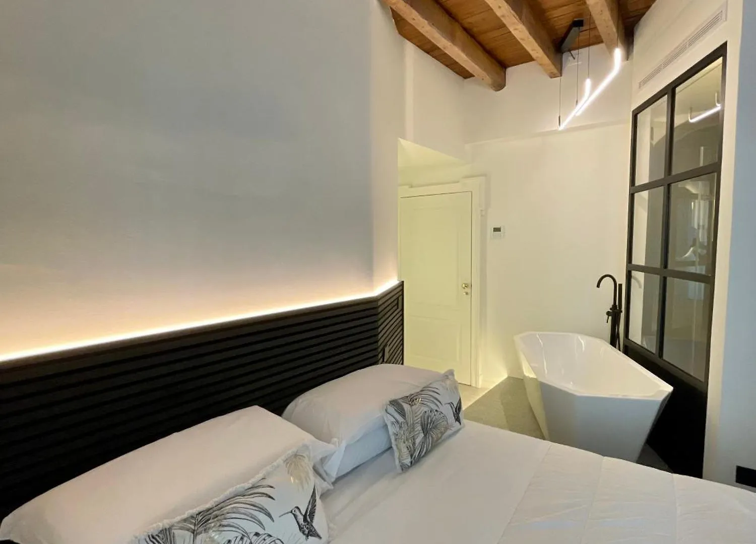 Younique Boutique Rooms Milan